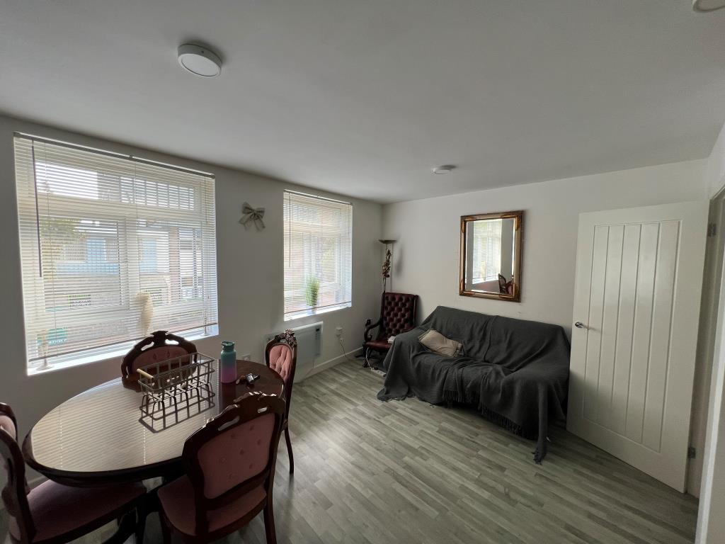 Lot: 8 - TOWN CENTRE FLAT FOR INVESTMENT -